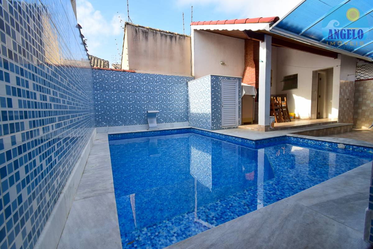 Sobrado com piscina para venda no bairro Icaraiba em Peruibe, á 200 metros da praia
