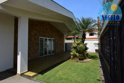 Casa térrea com piscina, 3 dormitorios em Peruíbe, entre 400 e 800 metros da praia