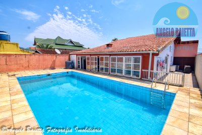 Casa com piscina á venda no bairro Stella Maris em Peruíbe