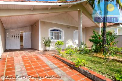 Casa á venda no bairro Icaraiba em Peruíbe
