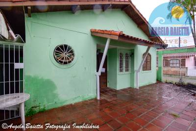 Casa para locação no bairro Centro em Peruíbe, á 200 metros da praia