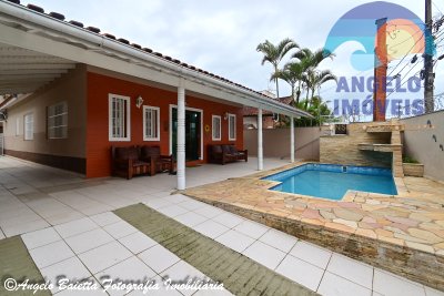Casa lado praia á venda no bairro Belmira Novaes em Peruíbe