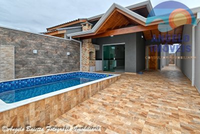 Casa com piscina á venda no bairro Flora Rica em Peruíbe