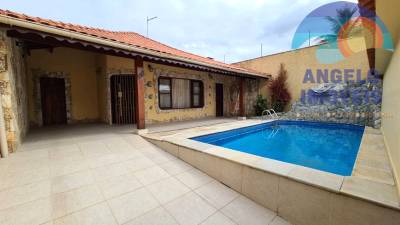 Casa com piscina á venda no bairro Oásis em Peruíbe