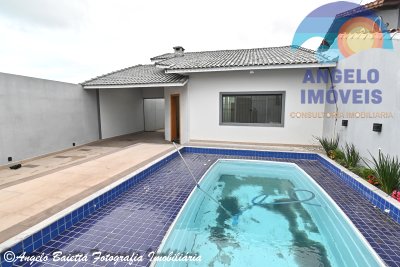 Casa com piscina pa venda no bairro Icaraiba em Peruíbe