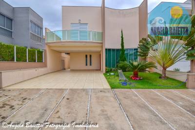 Sobrado com piscina á venda no condomínio Jardim Tres Mariias em Peruíbe