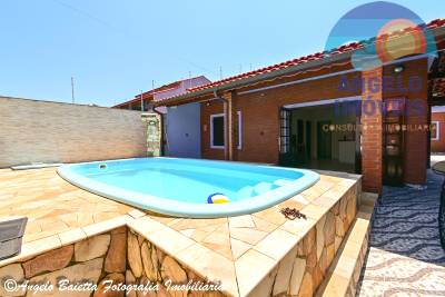 Casa lado linha com piscina no bairro Belmira Novaes em Peruíbe