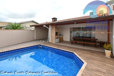 Casa com piscina á venda no bairro Oásis em Peruíbe