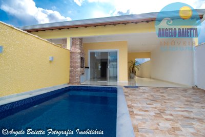 Casa com piscina á venda no bairro Flora Rica em Peruíbe