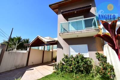 Sobrado com piscina no bairro Centro á 200 metros da praia