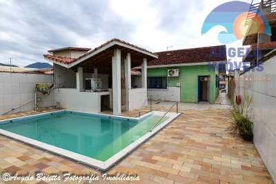 Casa com piscina para venda no bairro Centro em Peruíbe