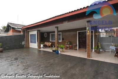 Casa á venda no bairro Florida em Peruíbe