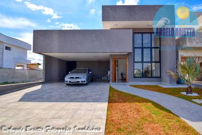 Casa com piscina, 3 suítes, á venda no condomínio Bougainvillée IV em Peruíbe