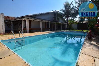 Casa com piscina, 3 dormitórios, sendo 2 suítes em Peruibe