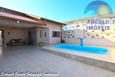 Casa com piscina á venda no bairro Icaraiba em Peruíbe