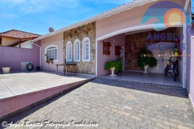 Sobrado á venda no bairro Stella Maris em Peruíbe