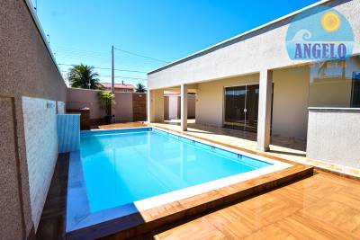 Casa terrea, piscina, 2 lotes, 200 metroos da praia á venda no bairro Ribamar em Peruibe