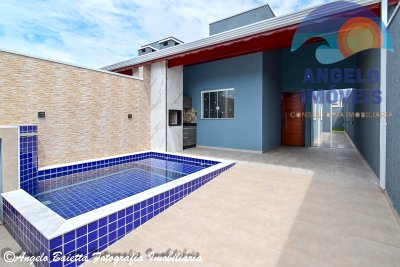 Casa com piscina, 2 dormitorios, á venda no bairro Ribamar em Peruíbe