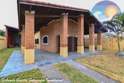 Casa lado praia para locação de temporada no bairro Stella Maris em Peruíbe