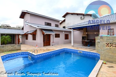 Sobrado com piscina para locação de temporada no bairro Samburá em Peruíbe