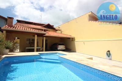 Casa com piscina para venda no bairro Centro em Peruibe, á 200 metros da praia