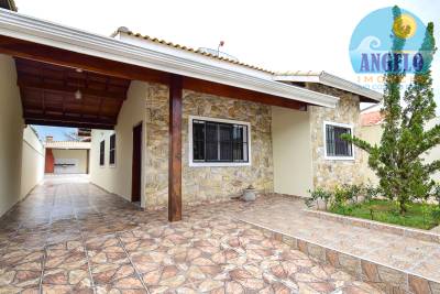 Casa com piscina á venda no bairro Stella Maris em Peruíbe