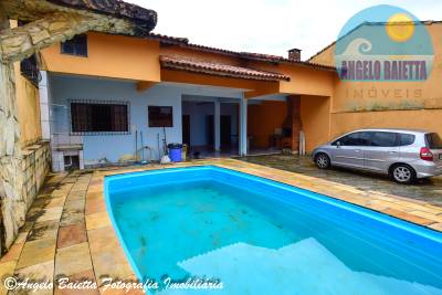 Casa com piscina á venda no bairro Belmira Novaes em Peruíbe