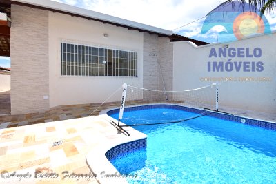 Casa com piscina á venda no bairro Stella Maris em Peruíbe