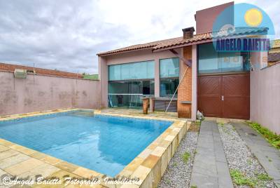 Casa com piscina á venda no bairro Oasis em Peruíbe