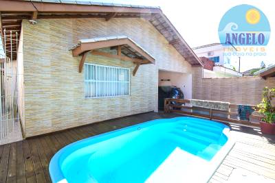 Casa com piscina para venda no bairro Ribamar, á 200 metros da praia